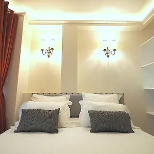 Louvre Opera Classic Chicsuites , París Francia